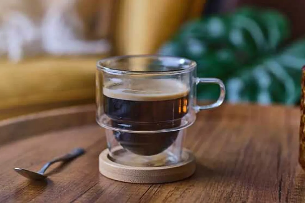 Dubbelwandig koffieglas met onderzetter 180 ml Omagio
