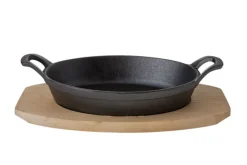 Gratinschotel gietijzer ovaal 30 x 17 cm op houten plank