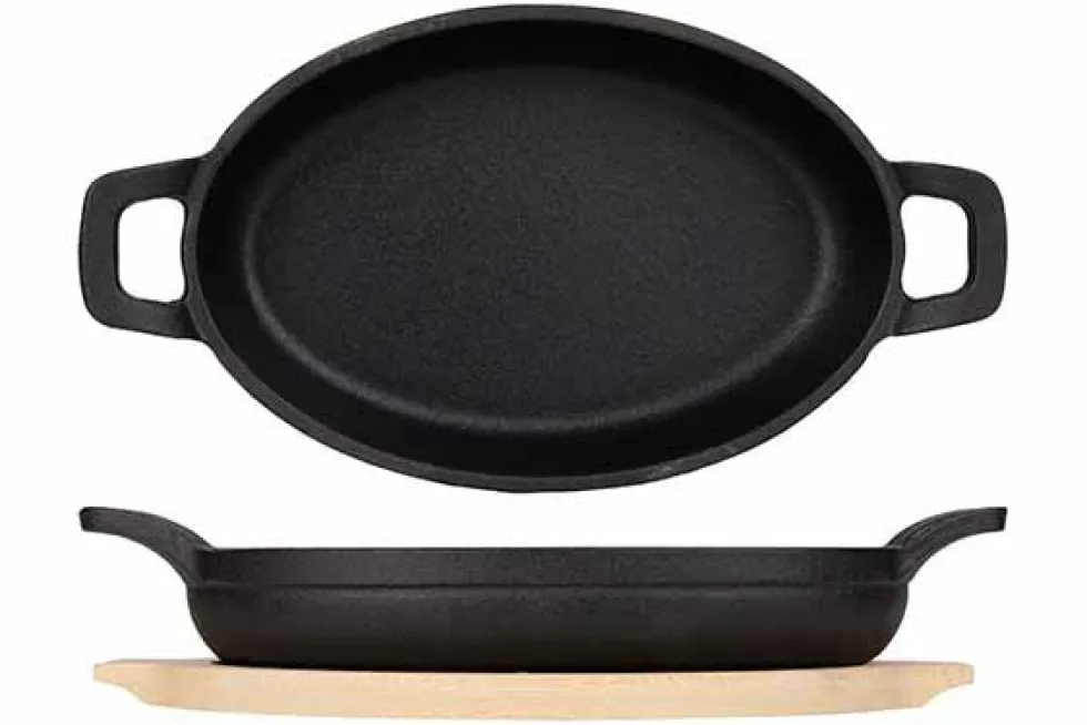 Gratinschotel gietijzer ovaal 22 cm x 13 cm op houten plank