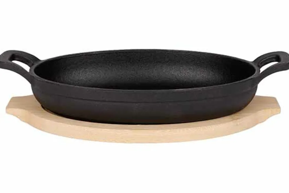 Gratinschotel gietijzer ovaal 22 cm x 13 cm op houten plank