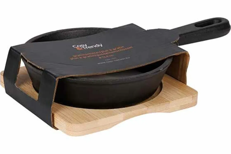 Gratinschotel gietijzer rond 12,5 cm op houten plank