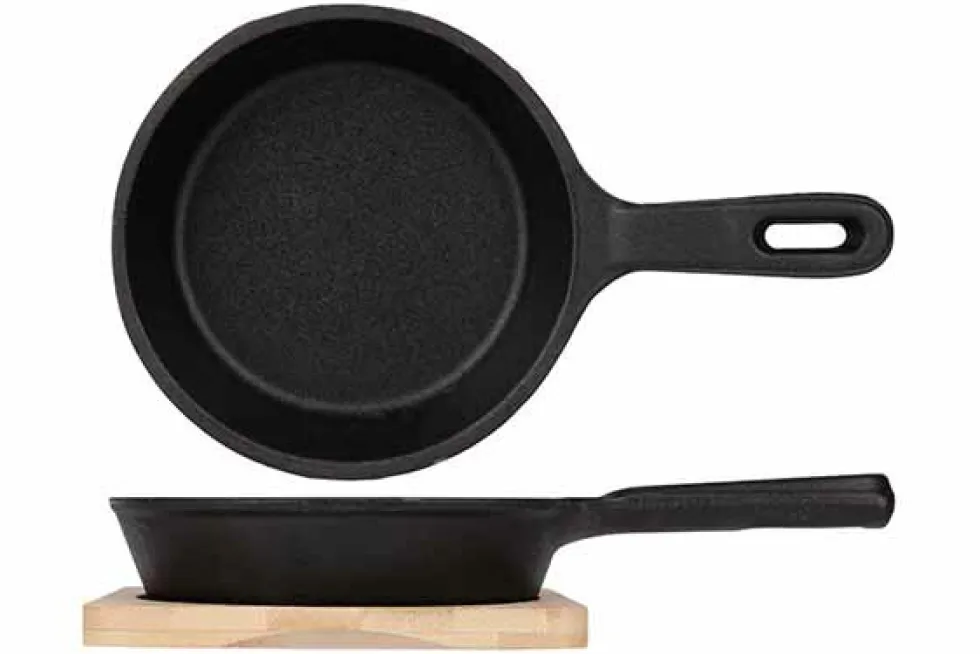 Gratinschotel gietijzer rond 12,5 cm op houten plank