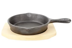 Pannetje gietijzer op houten plankje 13,5 cm