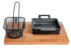 Snack set met frietmandje en gietijzer bakje op houten plank