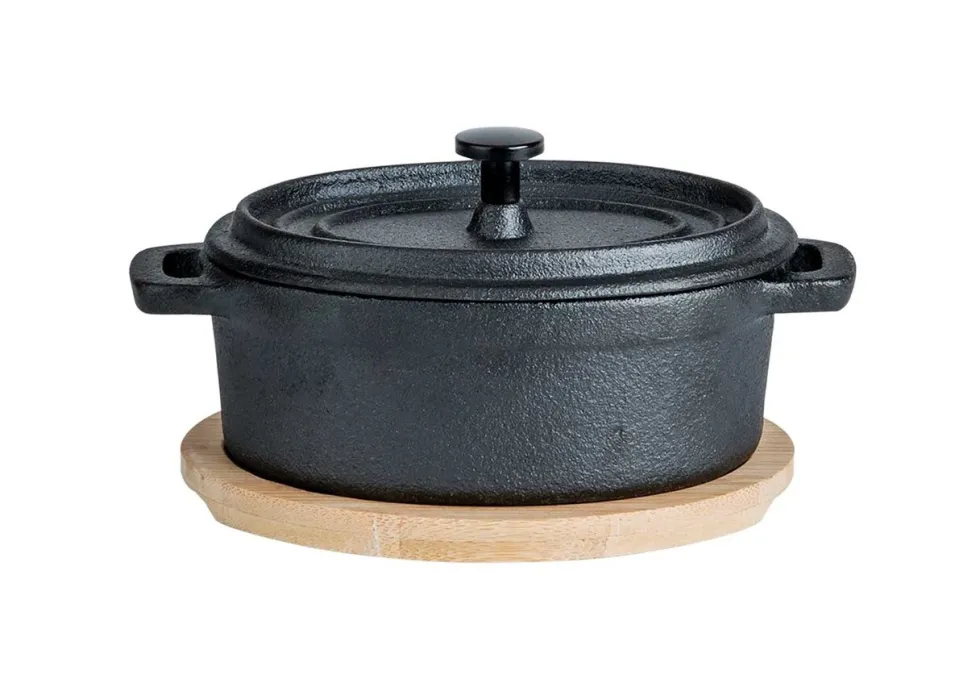 Stoofpotje gietijzer ovaal 12 cm op houten plankje