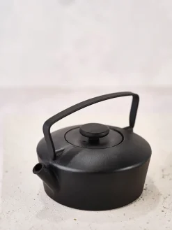 Theepot Gietijzer 0.71L Charlie Zwart